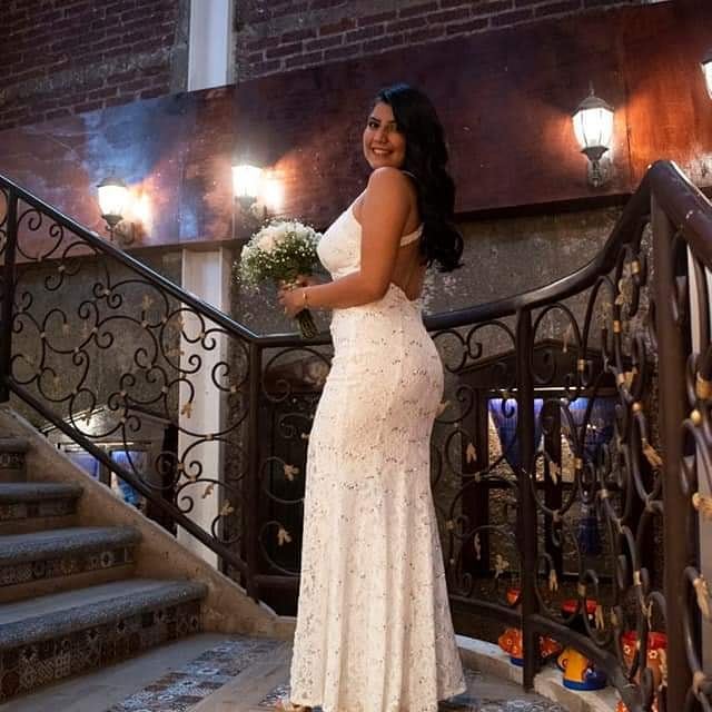 Novia posando en las escaleras decorativas de El Patio antes de la ceremonia