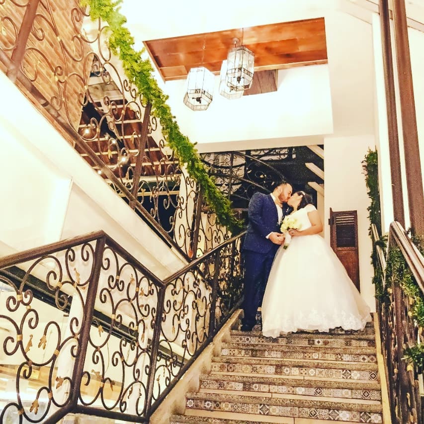 Pareja de recién casados en las escaleras de El Patio