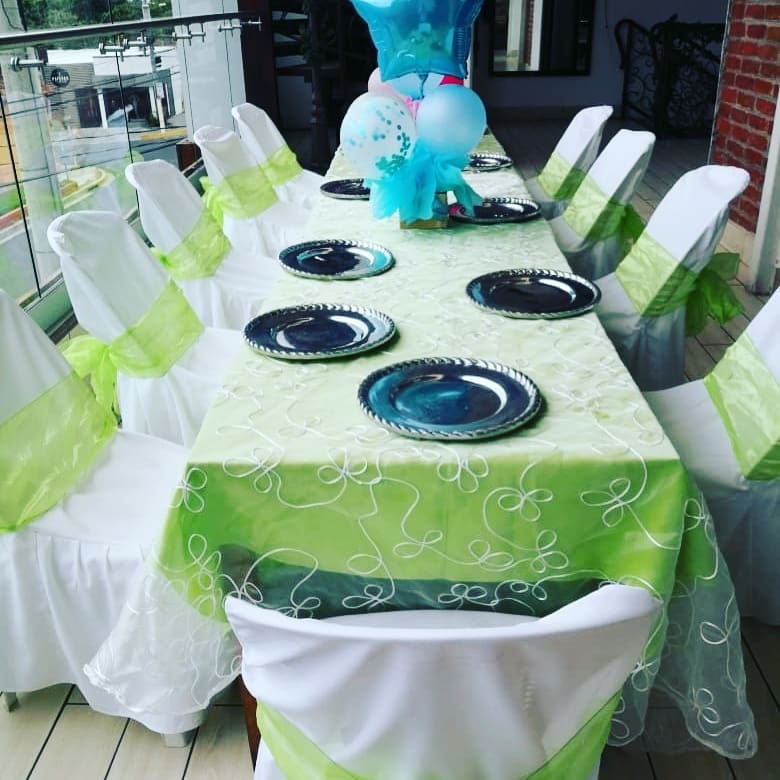 Mesa decorada en tonos verde y turquesa para una celebración de cumpleaños