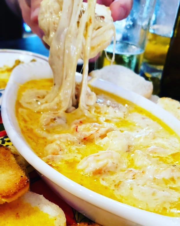 Dip de queso con pan tostado, uno de los platillos de El Patio