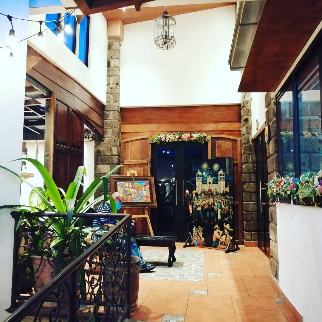 Pasillo de entrada de El Patio decorado con arte salvadoreño