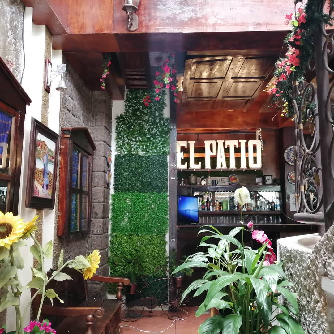 Área de bar y decoración rústica del restaurante El Patio
