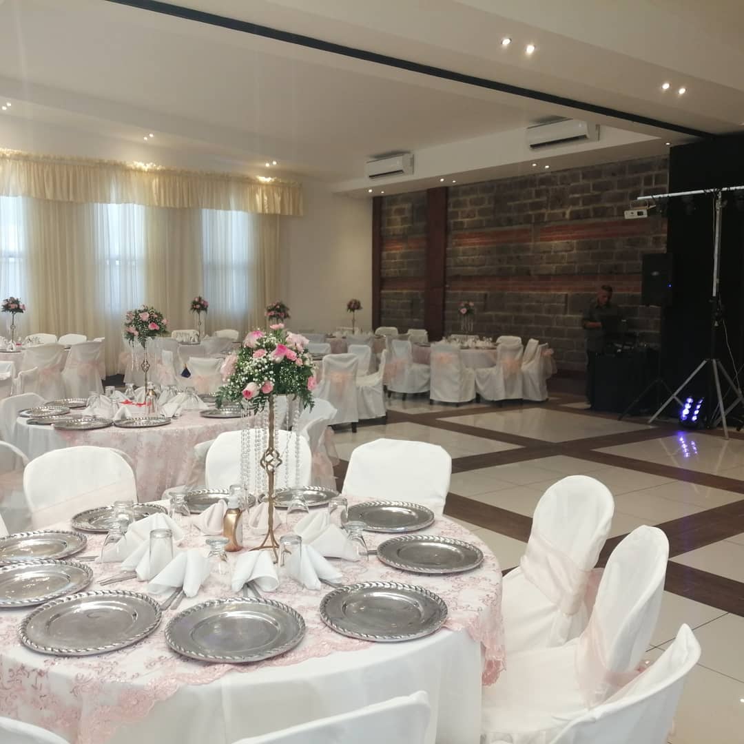Salón de recepciones de El Patio montado con pista de baile y decoración rosa