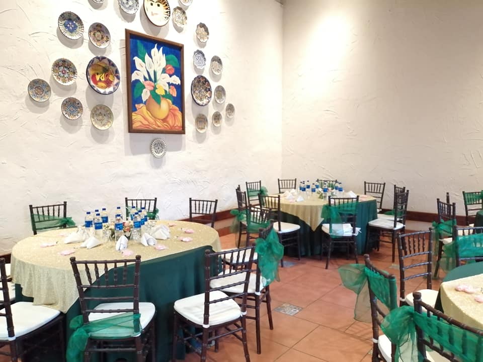 Detalle de salón con platos decorativos salvadoreños en la pared