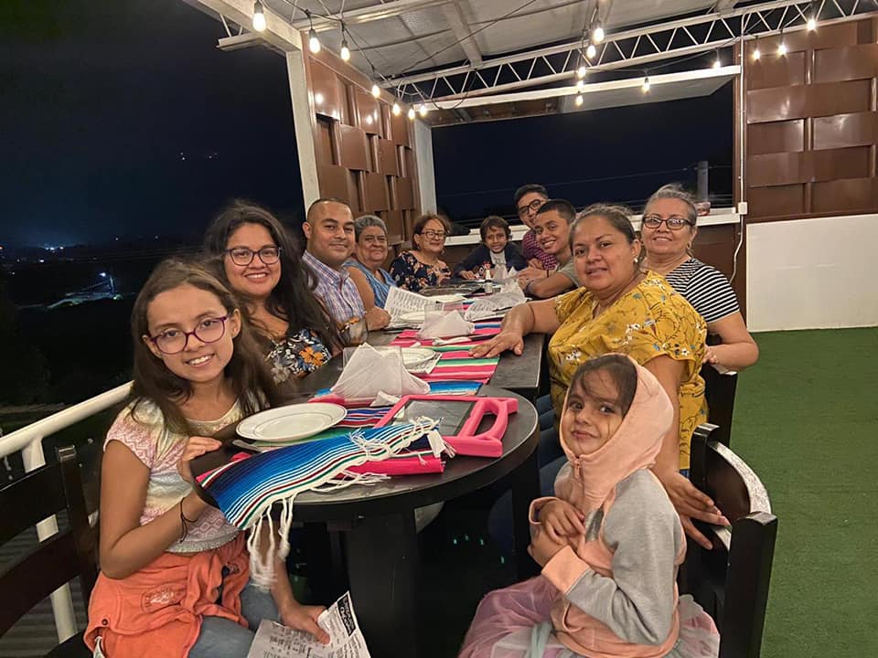 Familia reunida en la terraza de El Patio durante una cena nocturna