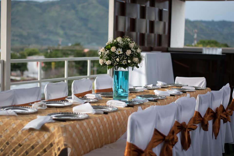 Mesa montada en la terraza de El Patio con vista a las montañas de Santa Ana